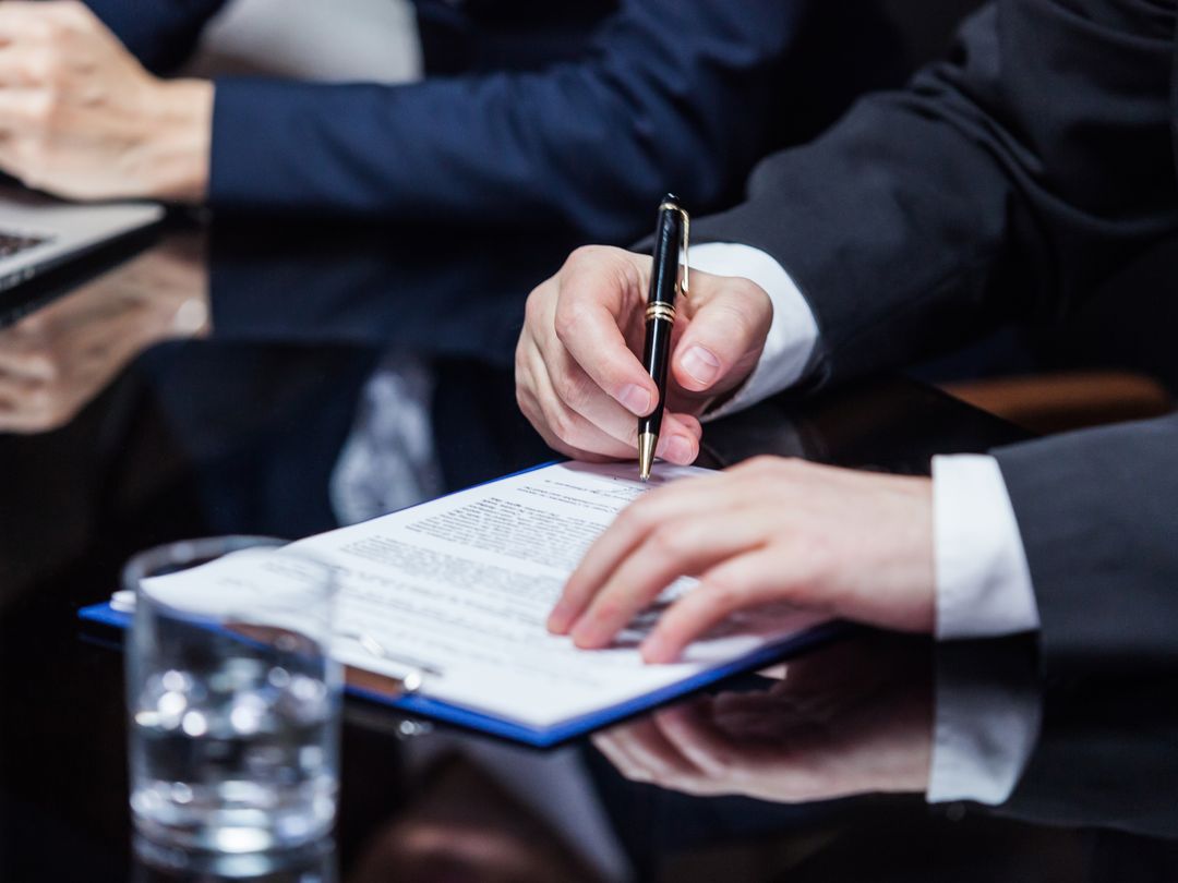 Reunión de la firma con un cliente para firmar documentos